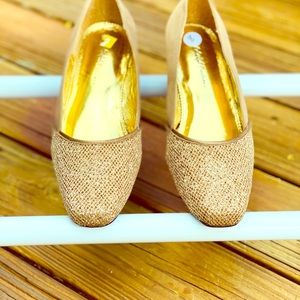 Lovely heel women’s size 8 gold cute comfortable